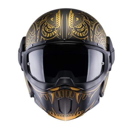 GHOST-MAORI-MATT-BLACK-GOLD-FRONT Casco jet Caberg Ghost Maori nero opaco e oro, vista frontale, design aggressivo con grafica Maori e visiera scura.