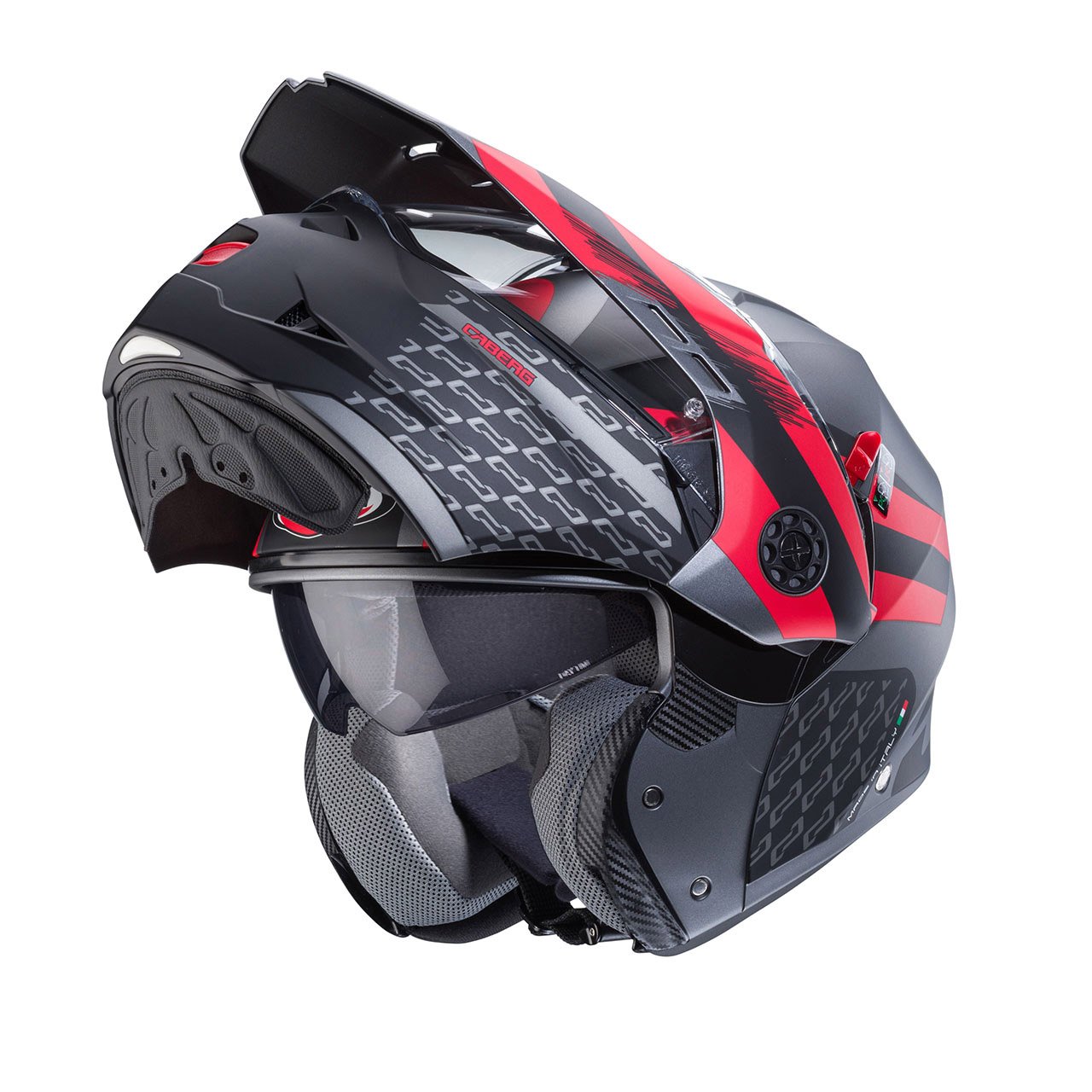 Tourmax-X-Sarabe-Matt-Gun-Metal-Black-Red-3-4-open Casco modulare Caberg Tourmax X Sarabe nero opaco, metallizzato grigio e rosso, vista a tre quarti con mentoniera aperta, design sportivo con visiera trasparente.